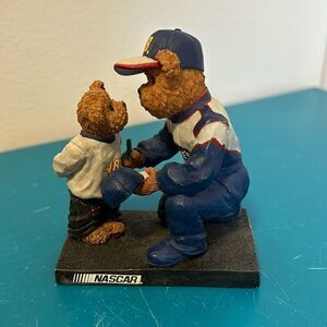 Jimmie Johnson con la figura de Boy Bear Lowes Boyds Bear Nascar Racing 919355